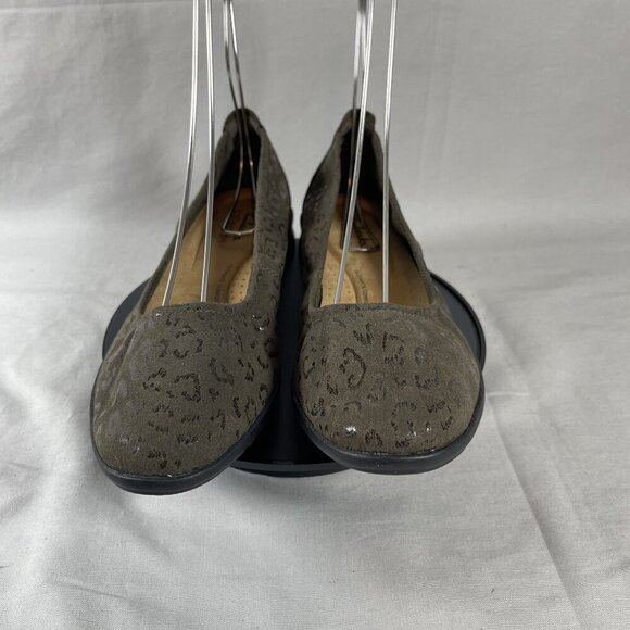 Clarks Women's Brown Leather Leopard Print Ultimate Comfort Round Toe Flats Shoe - Picture 2 of 8